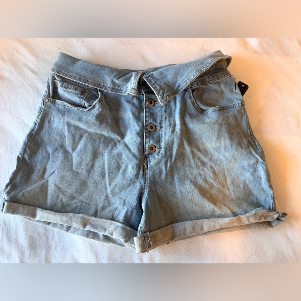 No Boundaries High Rise Denim Shorts Size 11 Light Wash Button Front Jean Shorts